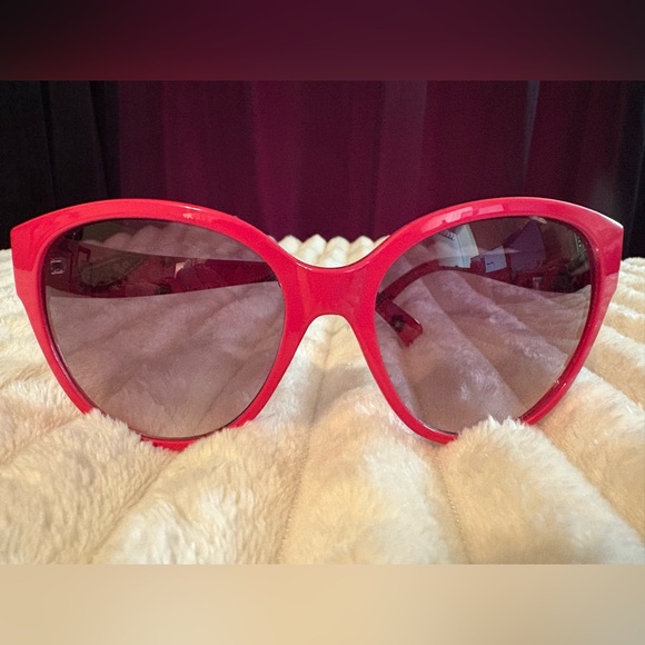 Betsey Johnson Vibrant Hot Pink Sunglasses - Picture 1 of 6